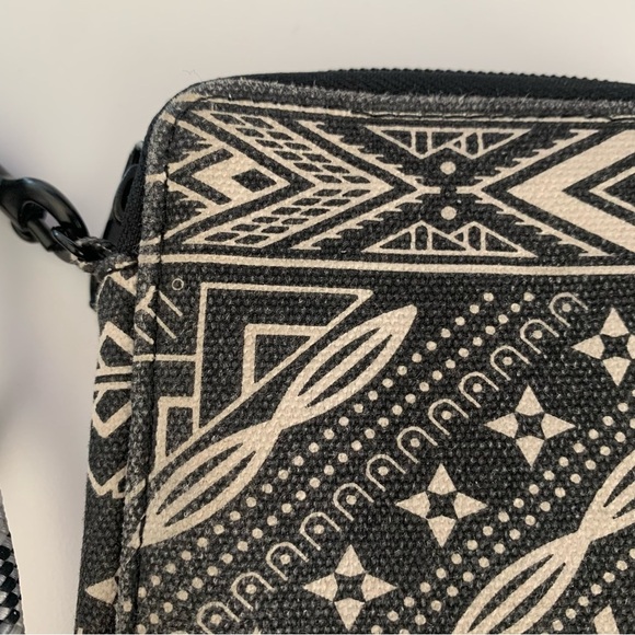 KAVU Go Time Crossbody Wallet Geometric Black White Southwest Aztec Western Zip - Picture 3 of 12
